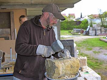 Auch handfestes Arbeiten wird bei der VHS angeboten. Am Steinbildhauerkurs nehmen aber nicht nur Männer teil. Fotos: RiegerPress