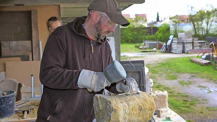 Auch handfestes Arbeiten wird bei der VHS angeboten. Am Steinbildhauerkurs nehmen aber nicht nur Männer teil. Fotos: RiegerPress