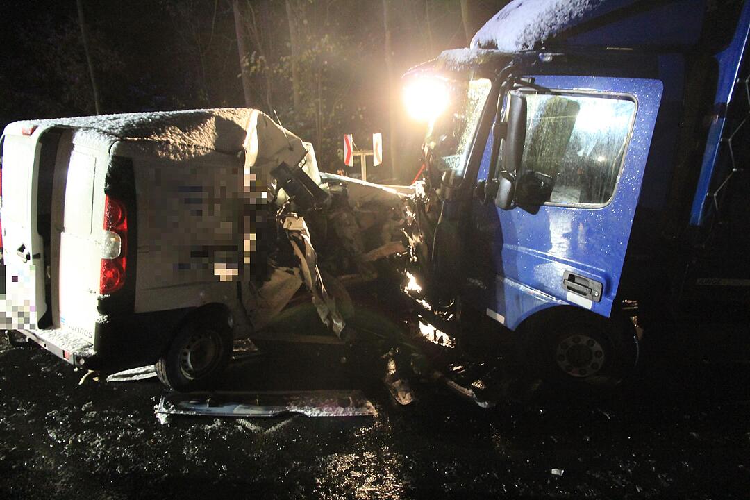 Tödlicher Glätteunfall in Unterfranken – Lkw und Kastenwagen krachen frontal ineinander