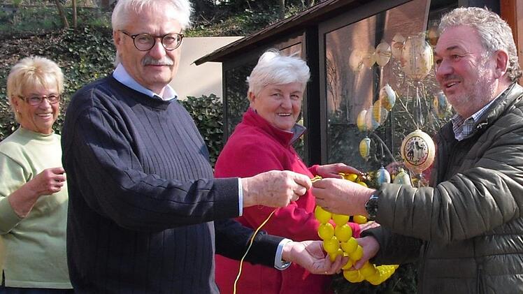 Beim Schmücken hilft auch Helmut Klösel (r.) den "Freunden des Laufer Osterbrunnens" um Organisator Georg Söhnlein (vorne links). Foto: privat
