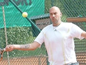 Beim 6:3-Auswärtserfolg des TV Mitwitz beim TC Steinwiesen blieb der Gästespieler Dirk Kratochvill in seinem Einzel und im Doppel ungeschlagen und steuerte so zwei der sechs Zähler bei. Foto: Hans Franz