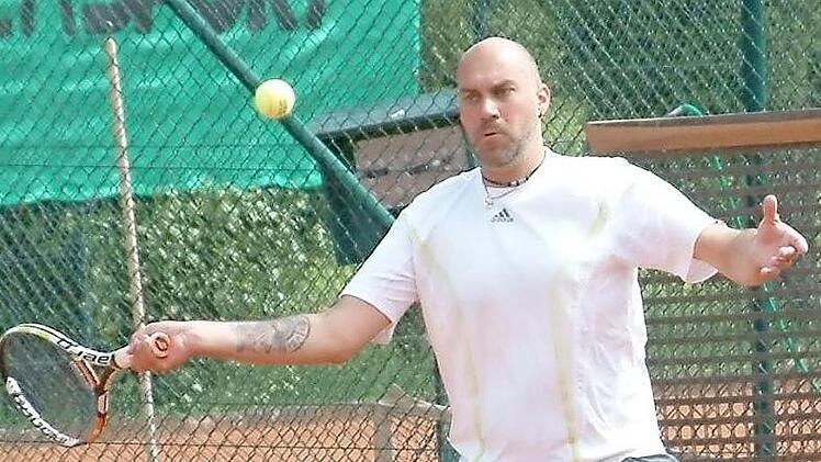 Beim 6:3-Auswärtserfolg des TV Mitwitz beim TC Steinwiesen blieb der Gästespieler Dirk Kratochvill in seinem Einzel und im Doppel ungeschlagen und steuerte so zwei der sechs Zähler bei. Foto: Hans Franz