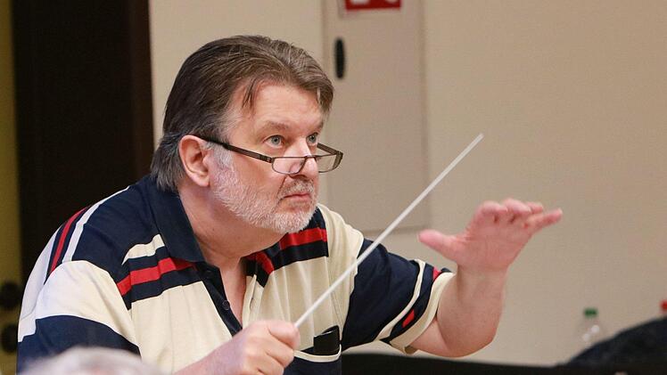 Probenendspurt für das Open-Air-Konzert am Sonntag im Freibad Neustadt: Hans Stähli dirigiert das Orchester der Musikfreunde Neustadt.Foto: Jochen Berger