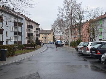 Neu ist im INA-Ring unter anderem, dass jetzt auch auf der hier linken Seite ein Gehweg durchgängig angelegt worden ist.  Fotos: Bernhard Panzer