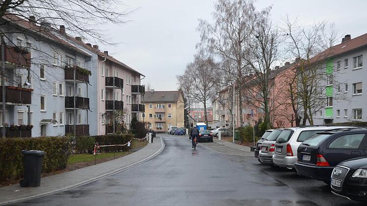 Neu ist im INA-Ring unter anderem, dass jetzt auch auf der hier linken Seite ein Gehweg durchgängig angelegt worden ist.  Fotos: Bernhard Panzer