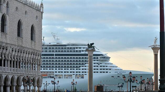 Der Luxus-Liner "MSC Divina" fährt am Markusplatz in Venedig vorbei.  Foto: Andrea Merola, dpa