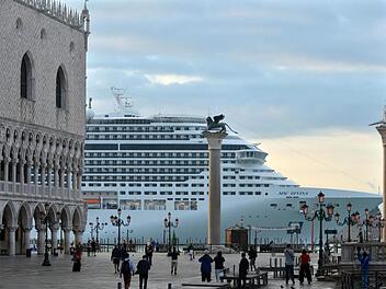 Der Luxus-Liner "MSC Divina" fährt am Markusplatz in Venedig vorbei.  Foto: Andrea Merola, dpa