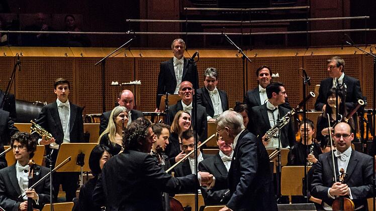 Umjubelter Ehrendirigent: Herbert BlomstedtFoto: Jochen Berger