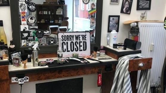 "Sorry we`re closed" (zu deutsch: "Entschuldigung, wir haben geschlossen") ist auf dem Foto des Herrenfriseurs "Maas & Hailer Booder" in Ha&szlig;furt zu lesen. Die Inhaber des Barbershops haben sich schon lange vor den Ausgangsbeschr&auml;nkungen entschlossen, das Gesch&auml;ft freiwillig zu schlie&szlig;en.  Foto: Maars & Hailer Booder