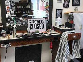 "Sorry we`re closed" (zu deutsch: "Entschuldigung, wir haben geschlossen") ist auf dem Foto des Herrenfriseurs "Maas & Hailer Booder" in Haßfurt zu lesen. Die Inhaber des Barbershops haben sich schon lange vor den Ausgangsbeschränkungen entschlossen, das Geschäft freiwillig zu schließen.  Foto: Maars & Hailer Booder