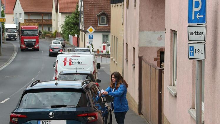 Drei Verstöße: Auf dem Gehweg geparkt, keine fünf Meter von der Einfahrt weg und ohne Parkscheibe. In Nüdlingen keine Seltenheit.Kerstin Väth