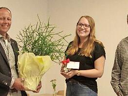 Mit einer Spende überraschte Bürgermeister Johannes Krumm (links) die Leiterin der "Kindervilla" in Elfershausen, Sabrina Zink, mit dabei Architekt Thomas Ruser (rechts).