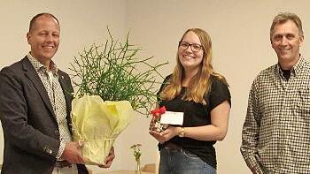 Mit einer Spende überraschte Bürgermeister Johannes Krumm (links) die Leiterin der "Kindervilla" in Elfershausen, Sabrina Zink, mit dabei Architekt Thomas Ruser (rechts).