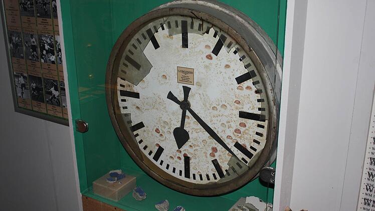 Ein Zeitzeuge aus dem Berner Final-Stadion von 1954: Die Original-Uhr aus der Sprecherkabine.