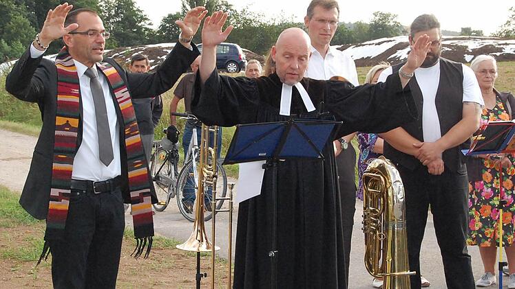 Der katholische Dekan Roland Huth (links) aus Coburg und sein evangelischer Amtsbruder Heinrich Arnold segneten den Stein in der Flur.