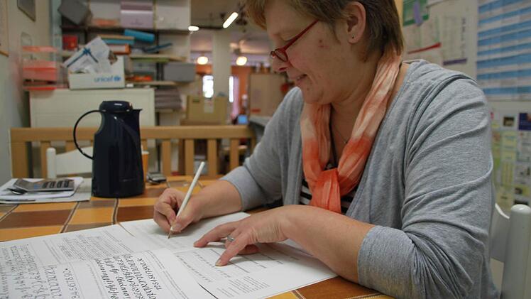 Andrea Senf vom Literaturverein hat der Ehrgeiz gepackt: Sie lernt jetzt selbst die Sütterlin-Schrift, um die Gleichmann-Texte entschlüsseln zu können. Foto: Dagmar Besand