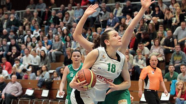 Die j&uuml;ngste war die beste Bambergerin am Samstag: Nadjeschda Ilmberger (vorn), die auch hier unwiderstehlich zum Korb zieht. Ihre Gesamtwurfquote aus dem Feld: 83 Prozent. Fotos: sportpress