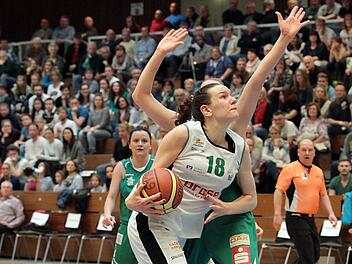 Die j&uuml;ngste war die beste Bambergerin am Samstag: Nadjeschda Ilmberger (vorn), die auch hier unwiderstehlich zum Korb zieht. Ihre Gesamtwurfquote aus dem Feld: 83 Prozent. Fotos: sportpress
