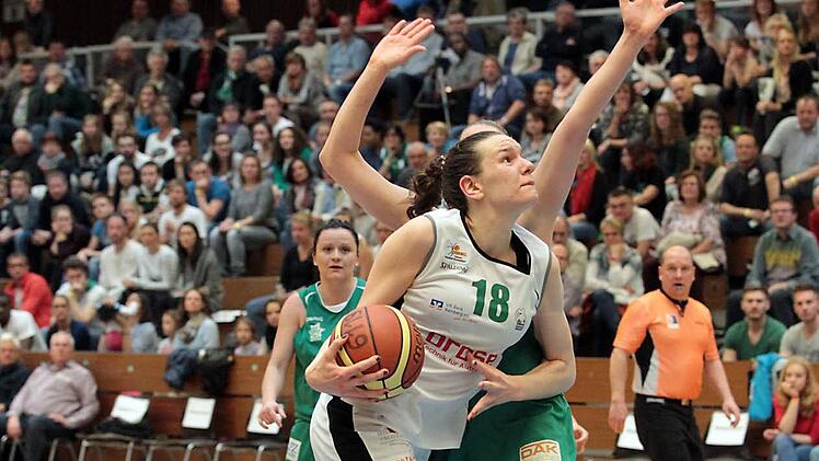 Die j&uuml;ngste war die beste Bambergerin am Samstag: Nadjeschda Ilmberger (vorn), die auch hier unwiderstehlich zum Korb zieht. Ihre Gesamtwurfquote aus dem Feld: 83 Prozent. Fotos: sportpress