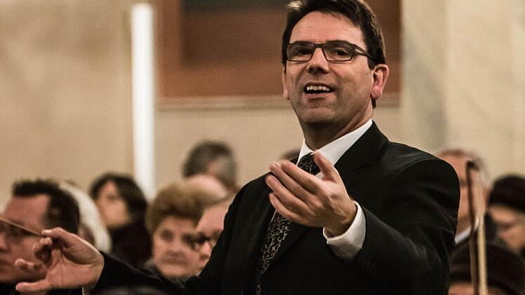 Impressionen vom Adventskonzert in Neustadt mit der Kantorei St. Georg: Markus Heunisch am DirigentenpultFoto: Jochen Berger