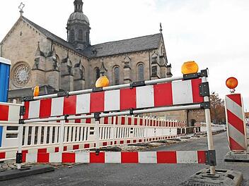 Sieht wie eine Baustelle aus, ist aber keine, sondern nur eine Sicherheitsmaßnahme in Ebrachs Ortsdurchfahrt. Foto: Walter Hanslok