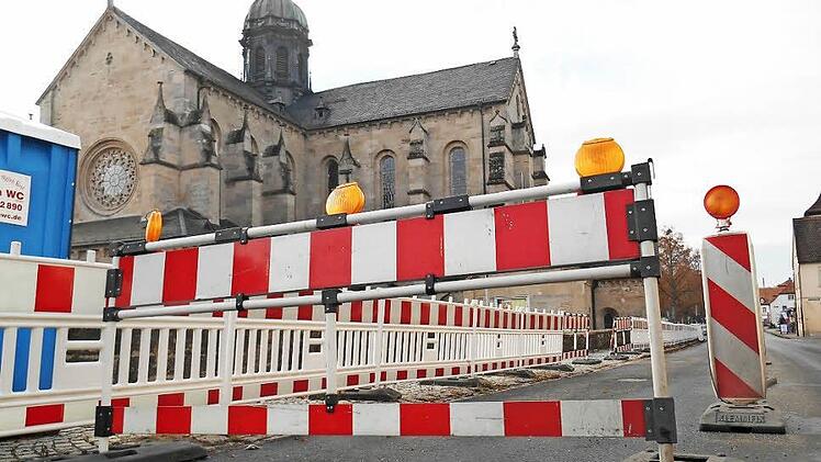 Sieht wie eine Baustelle aus, ist aber keine, sondern nur eine Sicherheitsmaßnahme in Ebrachs Ortsdurchfahrt. Foto: Walter Hanslok
