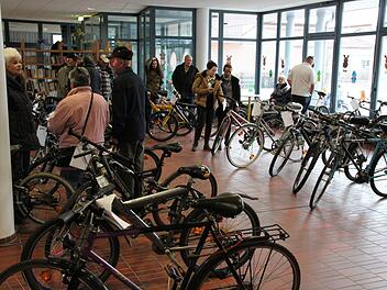 Die Fahrräder wurden von vielen Besuchern begutachtet und geprüft. Manche ersteigerten gleich mehrere.Foto: Wendelin Mark