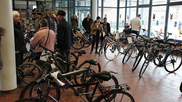 Die Fahrräder wurden von vielen Besuchern begutachtet und geprüft. Manche ersteigerten gleich mehrere.Foto: Wendelin Mark