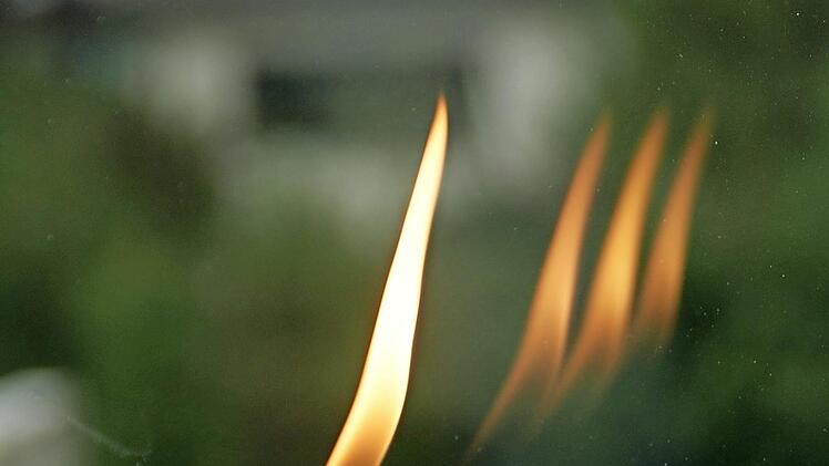 Mit dem Feuerzeug wird die Dreifachverglasung der Fenster sichtbar.