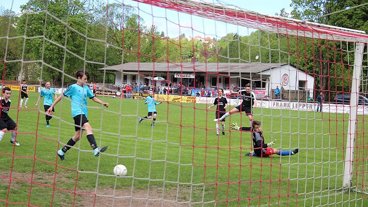Im Halbfinale besiegten die Kronacher Burschen die JFG Rödental mit 3:0. In dieser Szene zieht ein FCK-Spieler vom Leder.