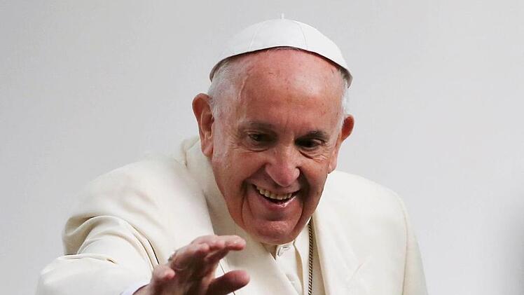 Papst Franziskus ist einfach ein Mensch, der keine Berührungsängste kennt. Als ihn Pfarrer Michael Erhart zufällig in Rom auf der Straße traf und um den Segen für seine Gemeinde bat, da gewährte ihm der Papst den Segen. Was den Geistlichen im tiefsten Herzen freute.Symbolbild Fernando Vergara