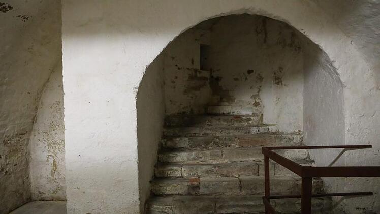 Hier ging es einst hinauf in den Orchestergraben, der im äußeren Innenhof der Ehrenburg lag.Foto: Barbara Herbst
