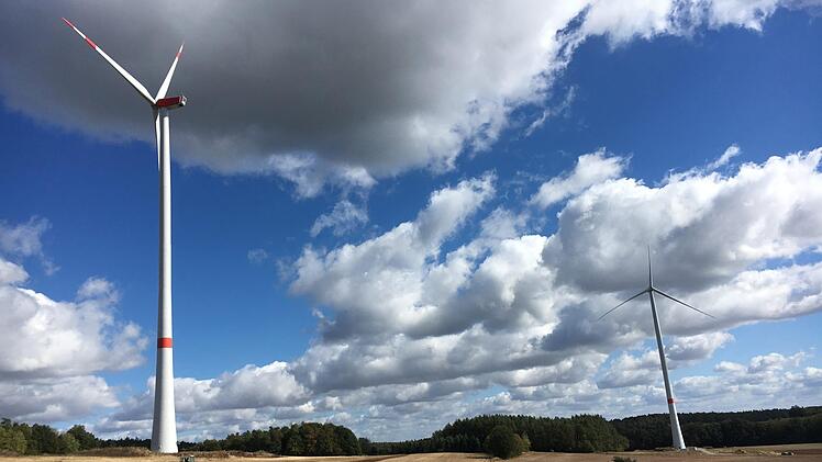 Zwischen Wüstenbuch und Ziegelsambach stehen die Windräder, eines wurde beim Sturm beschädigt. Foto: Schreiber