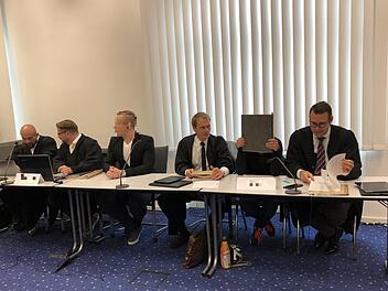 Vier Mitglieder der "Weisse Wölfe Terrorcrew" müssen sich seit Mittwoch vor Gericht verantworten. Foto: NEWS5 / Merzbach