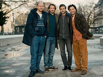 Im Fokus der Netflix-Comedy "Alphamännchen" steht die chaotische Männertruppe um (von links) Andi (Moritz Führmann), Erik (David Rott), Ulf (Tom Beck) und Cem (Serkan Kaya).