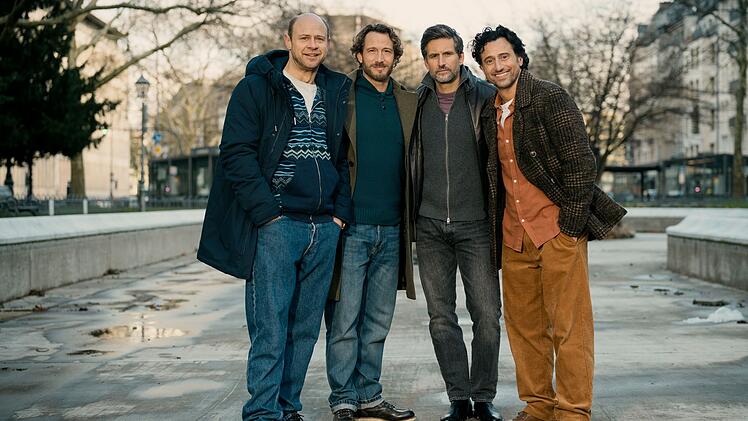 Im Fokus der Netflix-Comedy "Alphamännchen" steht die chaotische Männertruppe um (von links) Andi (Moritz Führmann), Erik (David Rott), Ulf (Tom Beck) und Cem (Serkan Kaya).