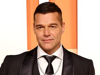 Ricky Martin ist aktuell in der zweiten Staffel von "Palm Royale" auf Apple TV+ zu sehen.