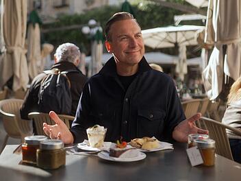 "Herr Raue reist" Tim Raue genießt die Desserts - und die Sonnenstrahlen.