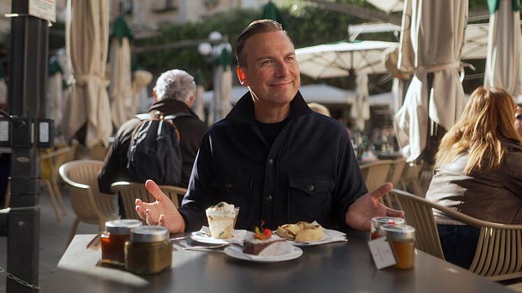 Tim Raue genießt die Desserts - und die Sonnenstrahlen.