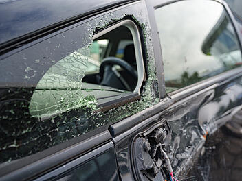 Autoscheibe eingeschlagen Vandalismus Sachbesch&auml;digung Glassplitter Seitenscheibe zerst&ouml;rt Fahrzeugschaden Kriminalit&auml;t Auto besch&auml;digt Einbruch Zerst&ouml;rung Polizei Tatort Scheibe kaputt Gewalt Delikt Straftat Fahrzeug demoliert Innenraum Glassplitter Schaden Kfz Vandalismusakt zerbrochen Scheibenschaden Fahrzeugvandalismus