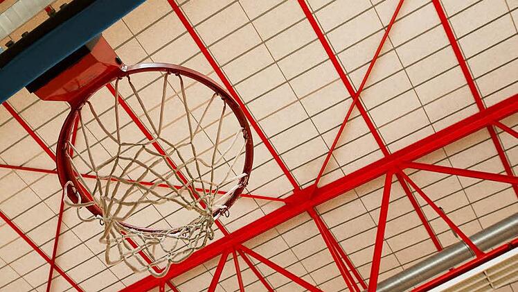 Basketballkorb in der ehemaligen Sporthalle.