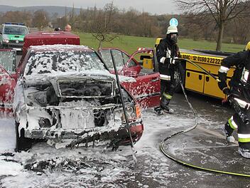 Der ausgebrannte Mercedes einer 69-jährigen Frau aus dem Ebens-felder Gemeindegebiet.Foto: Ralf Kestel