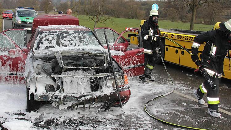 Der ausgebrannte Mercedes einer 69-jährigen Frau aus dem Ebens-felder Gemeindegebiet.Foto: Ralf Kestel