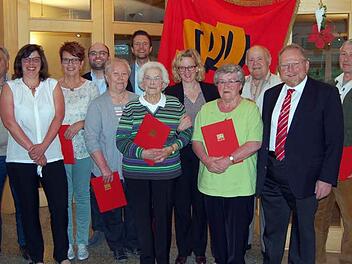 Die Geehrten mit den Gratulanten Natascha Kohnen (Vierte von rechts), Klaus Adelt (Zweiter von rechts), Sebastian Müller und Andreas Hügerich (Vierter und Sechster von links) Foto: Andreas Welz