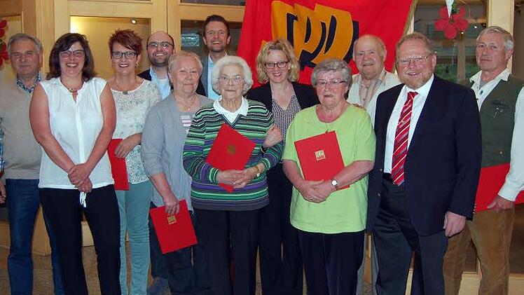Die Geehrten mit den Gratulanten Natascha Kohnen (Vierte von rechts), Klaus Adelt (Zweiter von rechts), Sebastian Müller und Andreas Hügerich (Vierter und Sechster von links) Foto: Andreas Welz