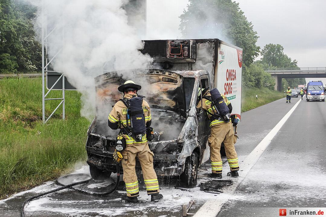 Transporter brennt auf A73 komplett aus