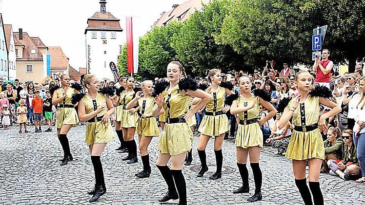 Die Tanzgruppen des TSV Aschbach begeisterten die Zuschauer auf dem Schlüsselfelder Marktplatz.  Fotos: Evi Seeger