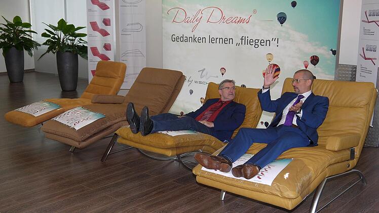 Nur fliegen ist schöner als liegen: Michael Busch und Erik Stammberger. Foto: Berthold Köhler