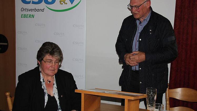 Für ihre Arbeit als Ortsvorsitzende über 14 Jahre sowie in der CSU-Kreisvorstandschaft dankte Wolfgang Borst (rechts) der bisherigen Vorsitzenden Gaby Rögner. Fotos: Ralf Kestel