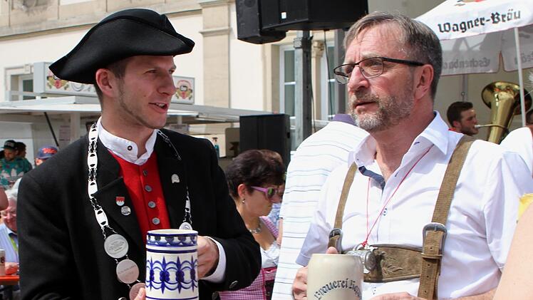 Bierprinz Sebastian Gocker (links) im Gespräch mit dem langjährigen Festleiter Peter Klein